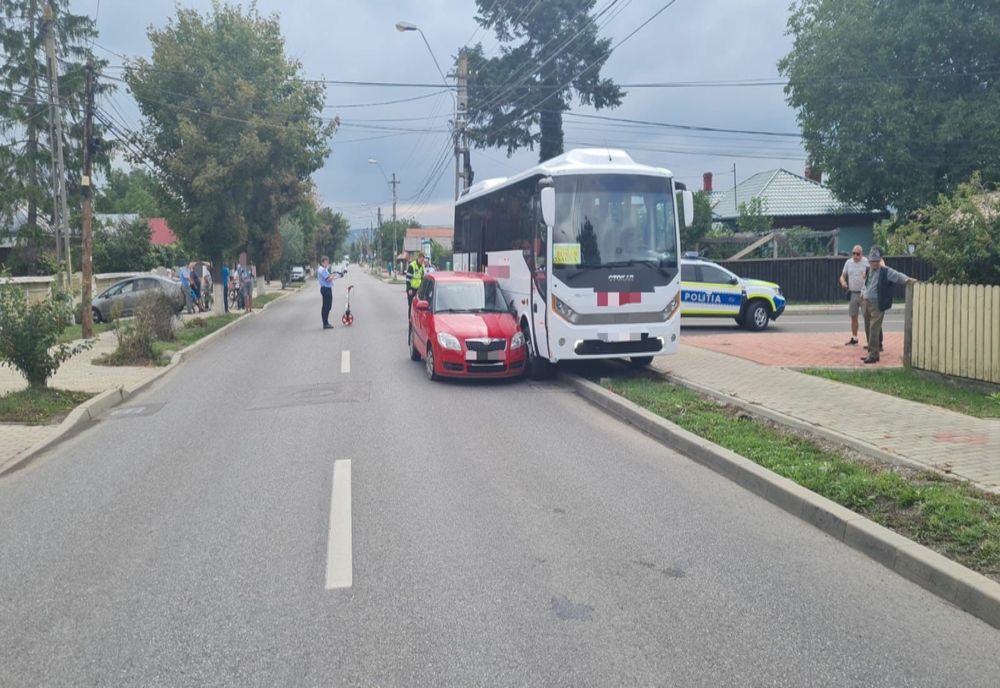 Impact între un autobuz  și un autoturism! 