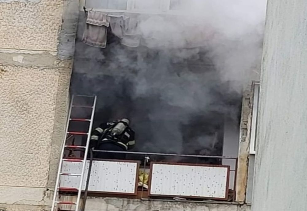 Panică într-un bloc din Târgu Neamț! Focul a pornit de la o lumânare nesupravegheată