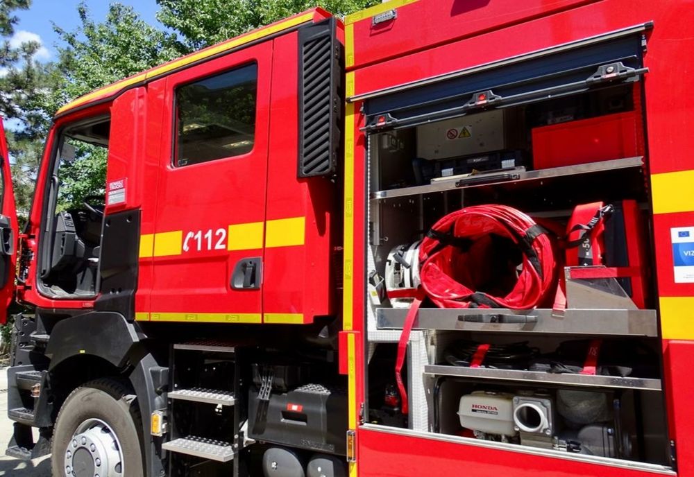 Patru autoturisme făcute scrum în curtea unei locuințe din Târgu Neamț