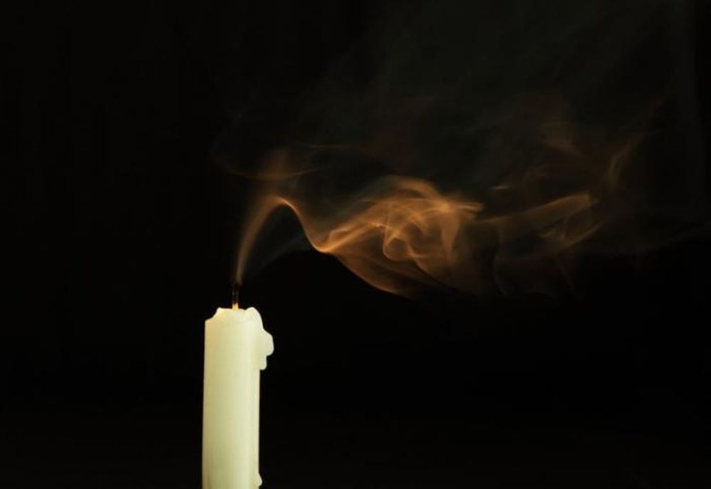 Bucătărie de vară făcută scrum din cauza unei lumânări nesupravegheate