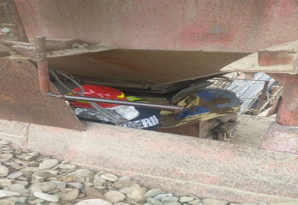 NEAMȚ: Un bărbat a murit după ce a fost prins sub pietriș în cuva unui utilaj de sortare a balastului