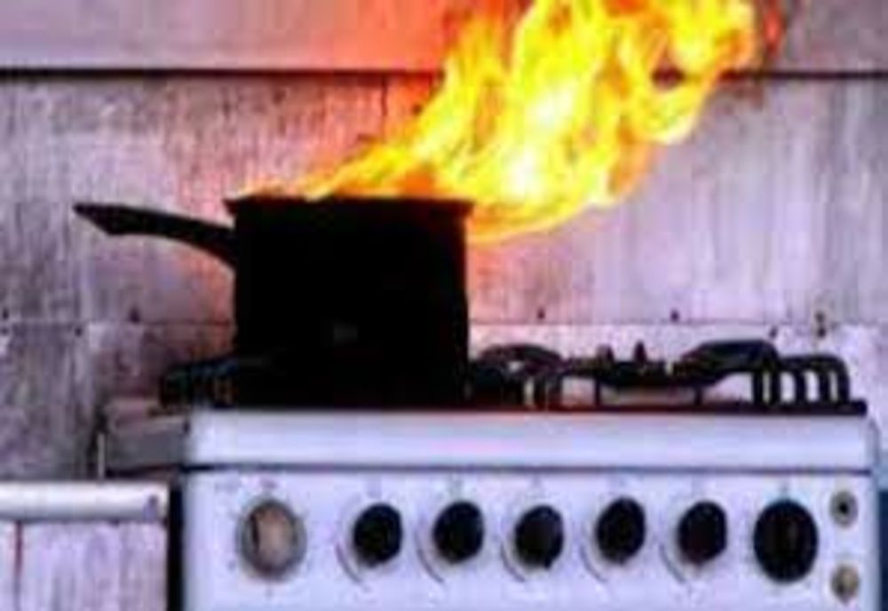 Panică într-un bloc din Piatra-Neamț! O bătrână neatentă a uitat oala pe aragaz