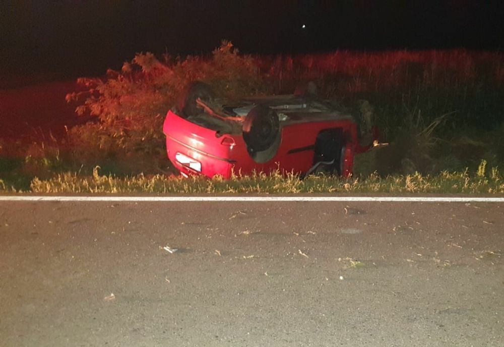 O șoferiță s-a răsturnat cu mașina încercând să evite un câine