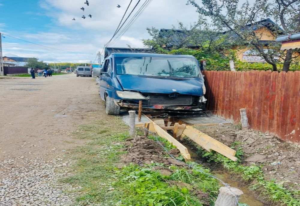 Un șofer beat s-a oprit cu mașina în gardul și peretele unei case