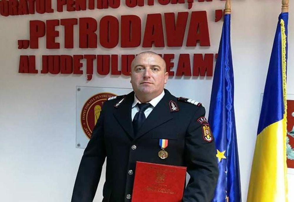 O gravidă și trei copii scoși dintr-o casă în flăcări de un pompier aflat în timpul liber