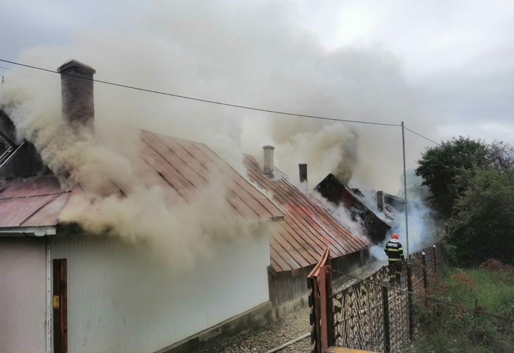 Incendiu la o gospodărie din Târgu Neamț! Proprietara a suferit atac de panică