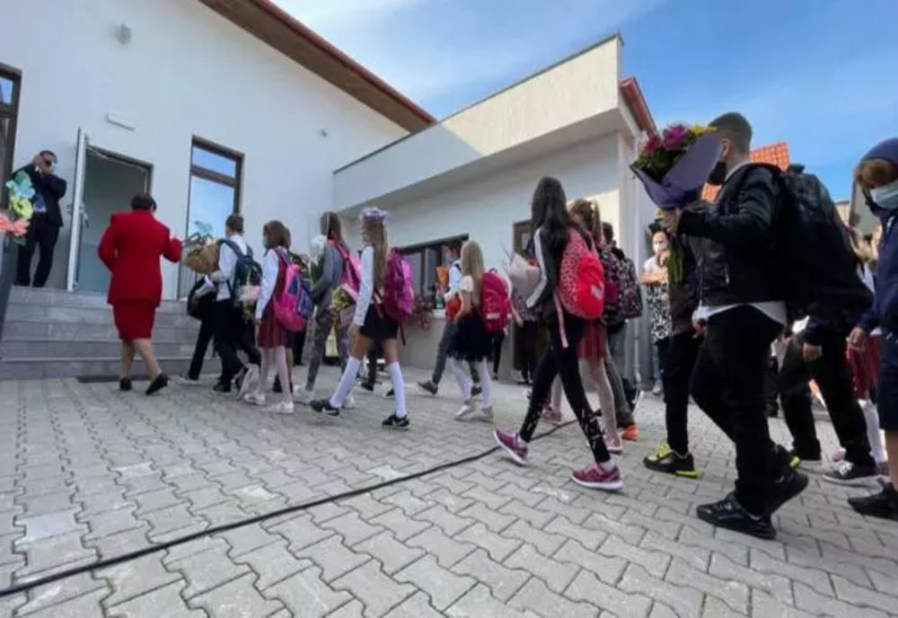 Consiliul Naţional al Elevilor acuză Guvernul de iresponsabilitate: OUG pentru decontarea transportului, retrasă din şedinţa Comisiei de Dialog Social