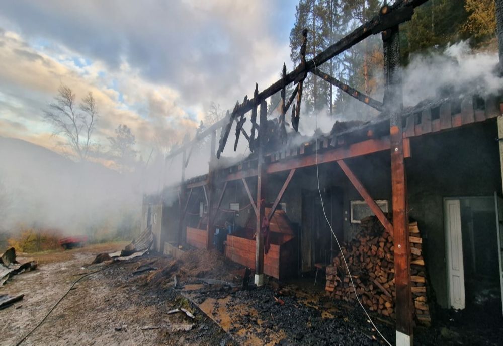 Incendiu la un depozit de furaje. Pompierii se luptă cu flăcările de mai bine de 15 ore