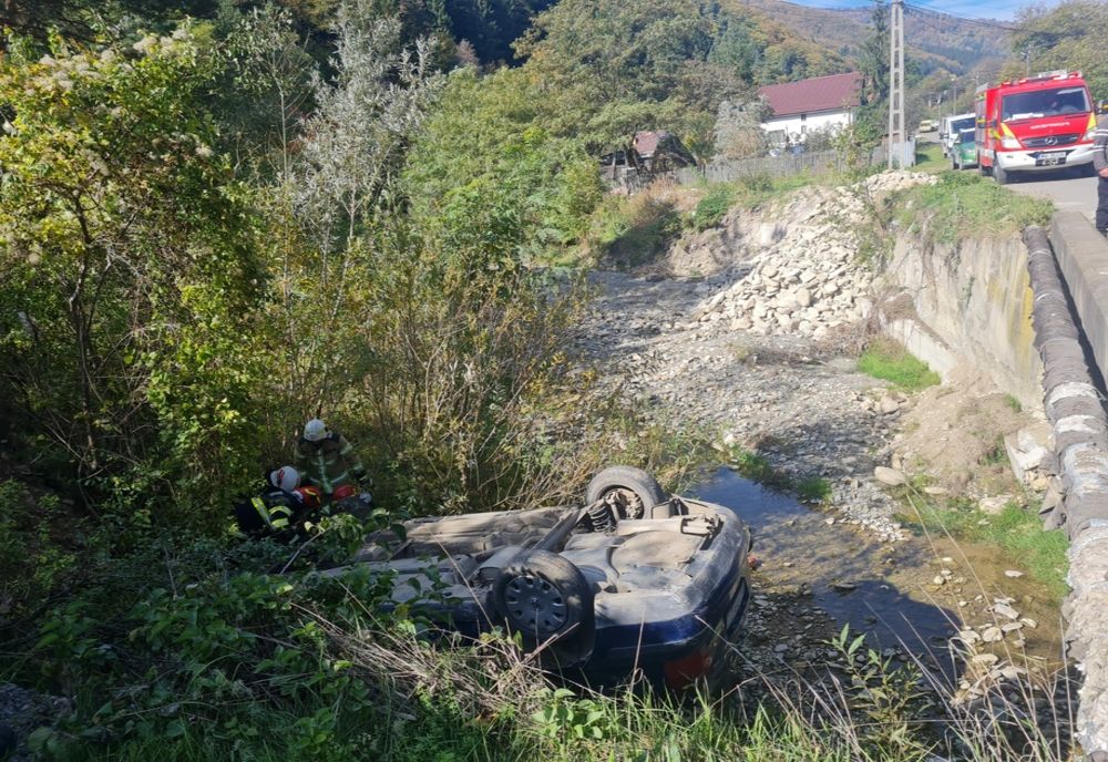 Au căzut cu mașina de la 5 metri în albia unui pârâu