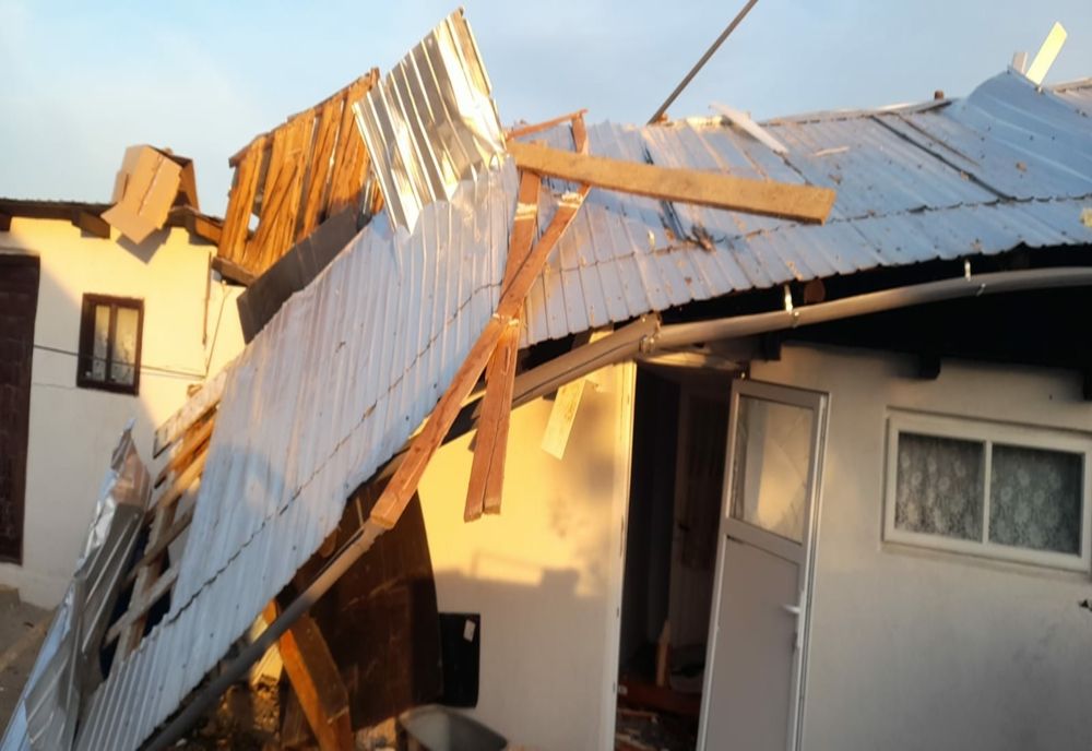 O femeie a ajuns la spital după ce i-a explodat butelia în bucătărie