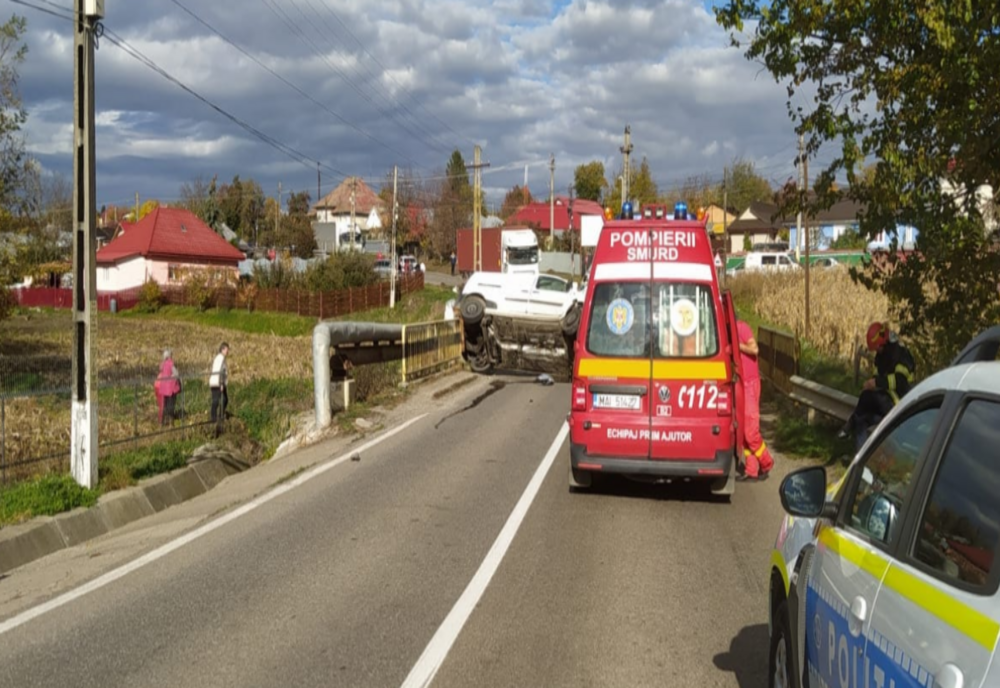 O dubiță a lovit un cap de pod. Șoferul de 27 de ani ajuns la spital