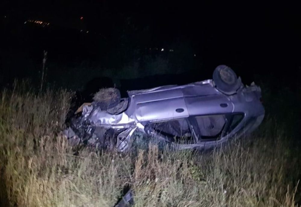 Un șofer beat a ratat curba și s-a răsturnat