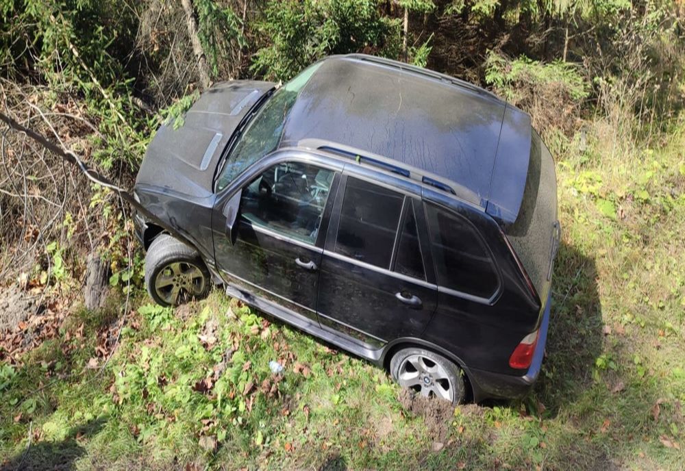 Un basarabean a afost rănit după ce a ieșit cu mașina în decor