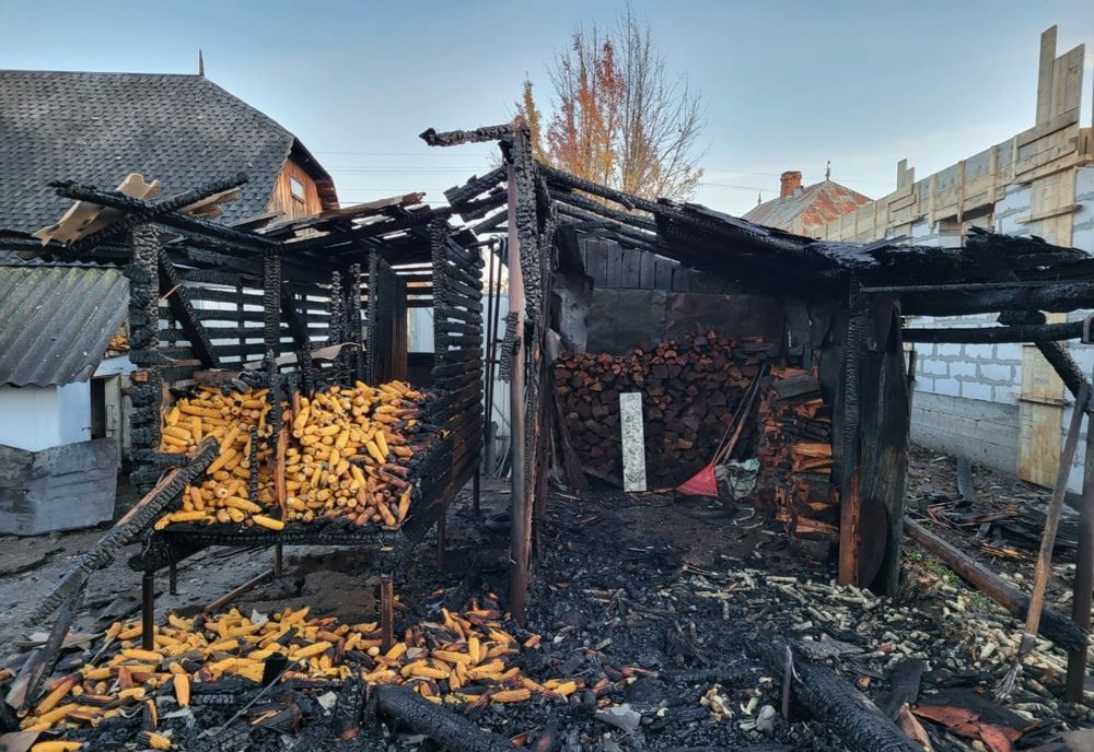 Incendiu la o fânărie în Răucești! Proprietara a ajuns la spital