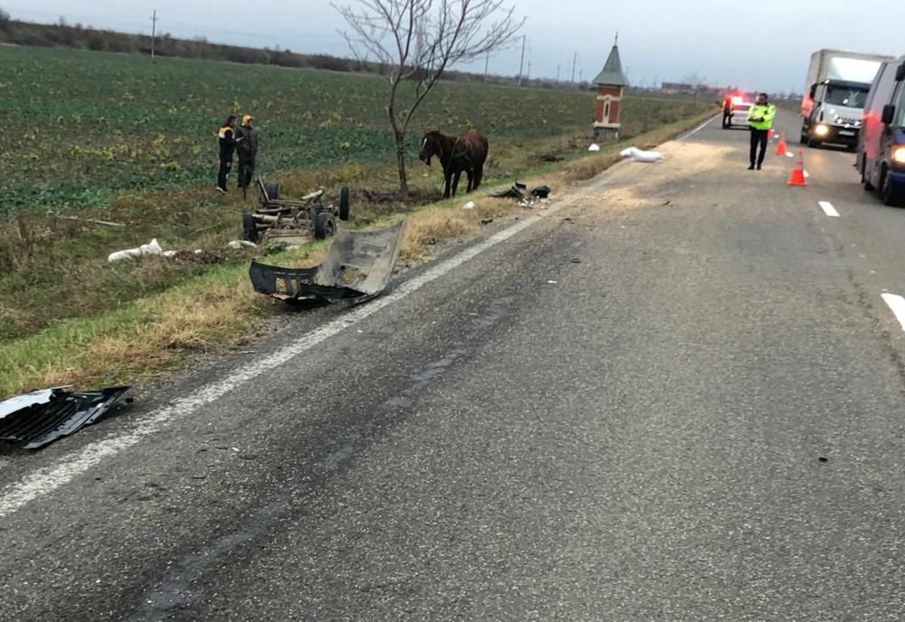 ACCIDENT la Costișa! Implicate, un microbuz și o căruță