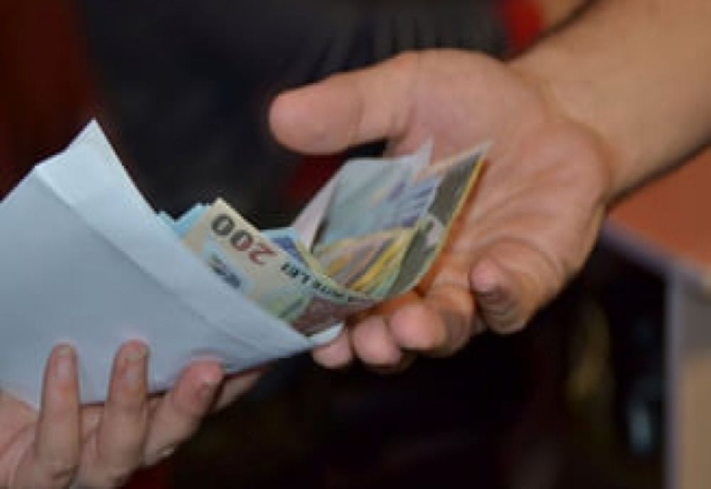 Șefa de la Protecția Copilului Neamț a primit ȘPAGĂ în biserică - Sumele încasate pentru angajări