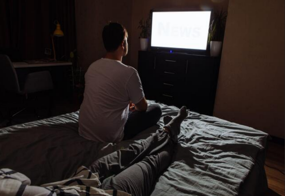 4 motive pentru care nu e indicat să dormi cu televizorul în cameră