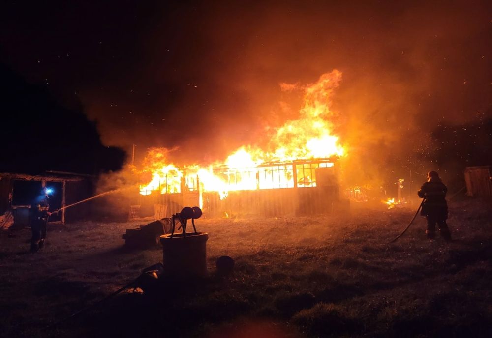 Gospodărie făcută scrum în Oglinzi! Focul a pornit de la o țigară