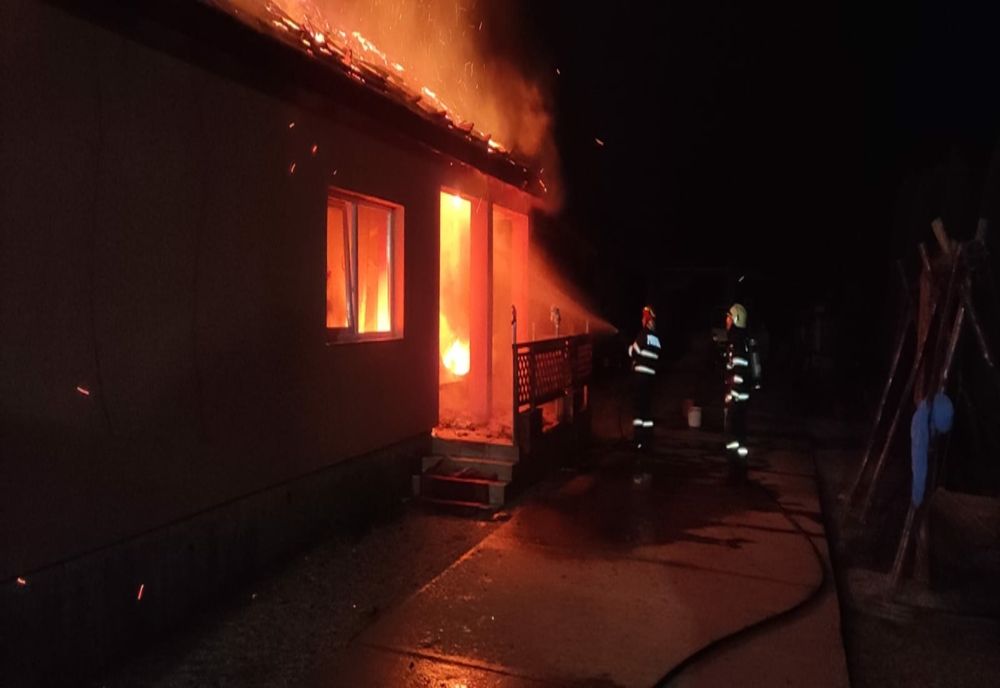 O casă a fost distrusa de incendiu după ce proprietarul a încercat să aprindă focul cu benzină