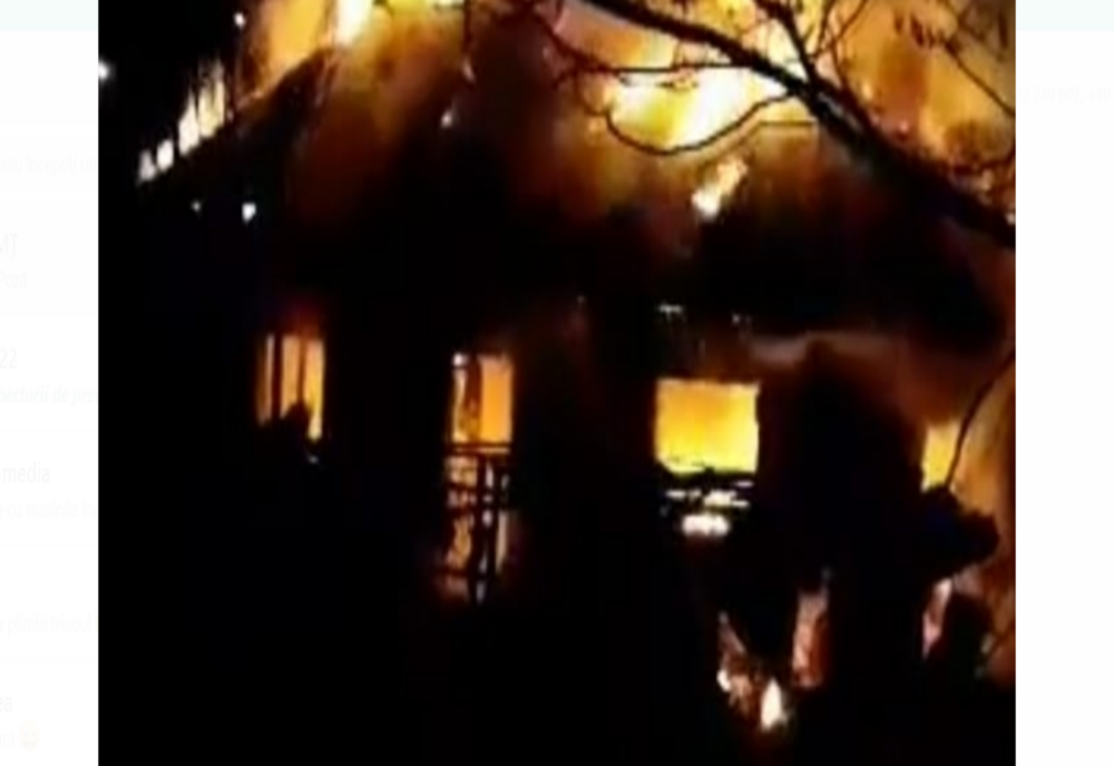 Casă din Târgu Neamț, mistuită de foc