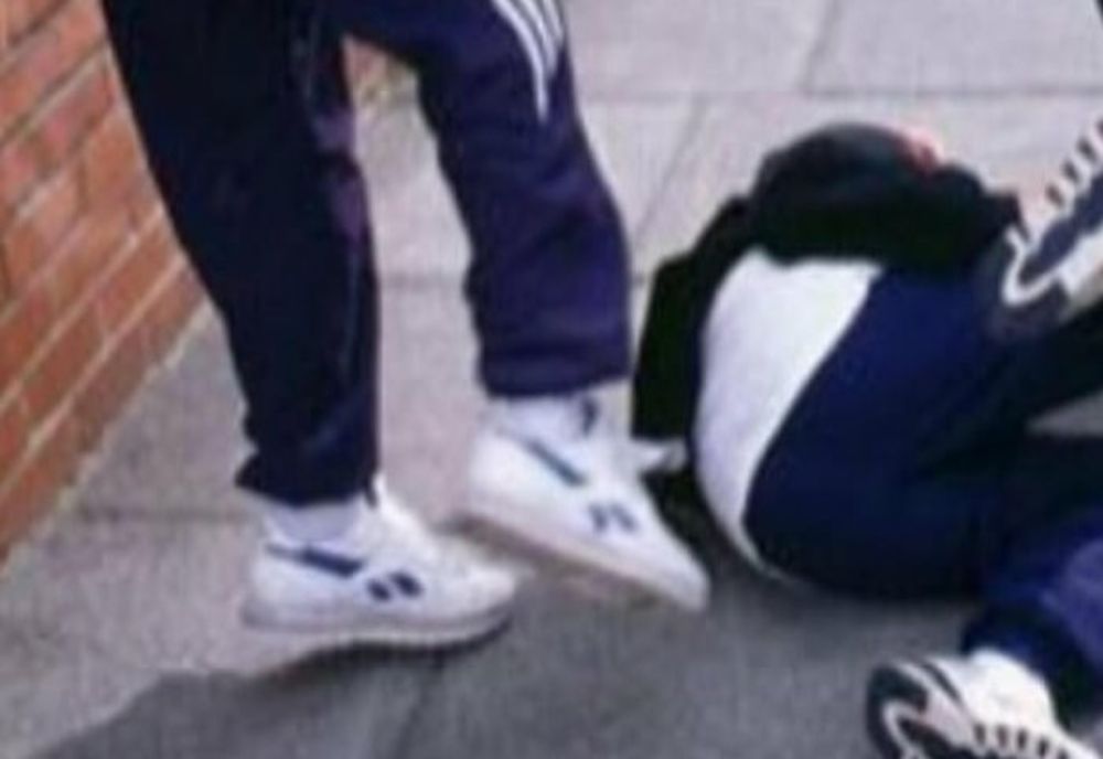 Au luat bătaie în propria locuință! Bătăușii au spart ușa de la intrare