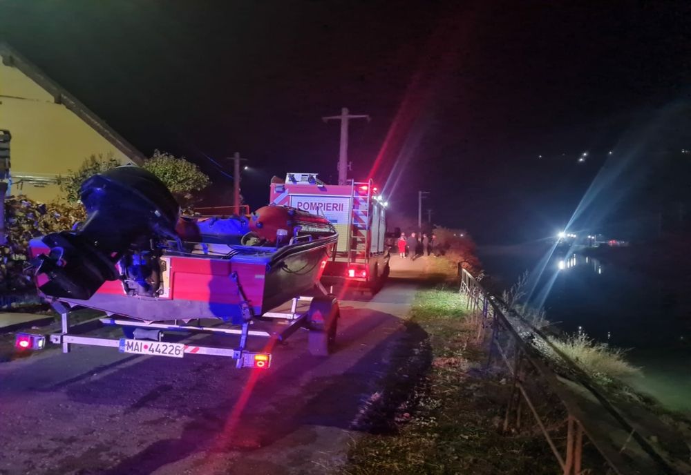 Doi tineri au plonjat cu autoturismul în canalul Bistrița. Au reușit să iasă singuri la mal