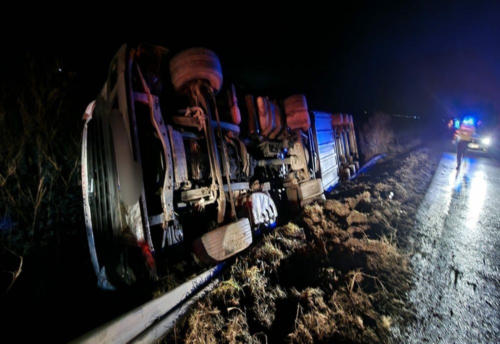 Accident rutier în Secuieni pe DN 2: autotren răsturnat în afara părții carosabile