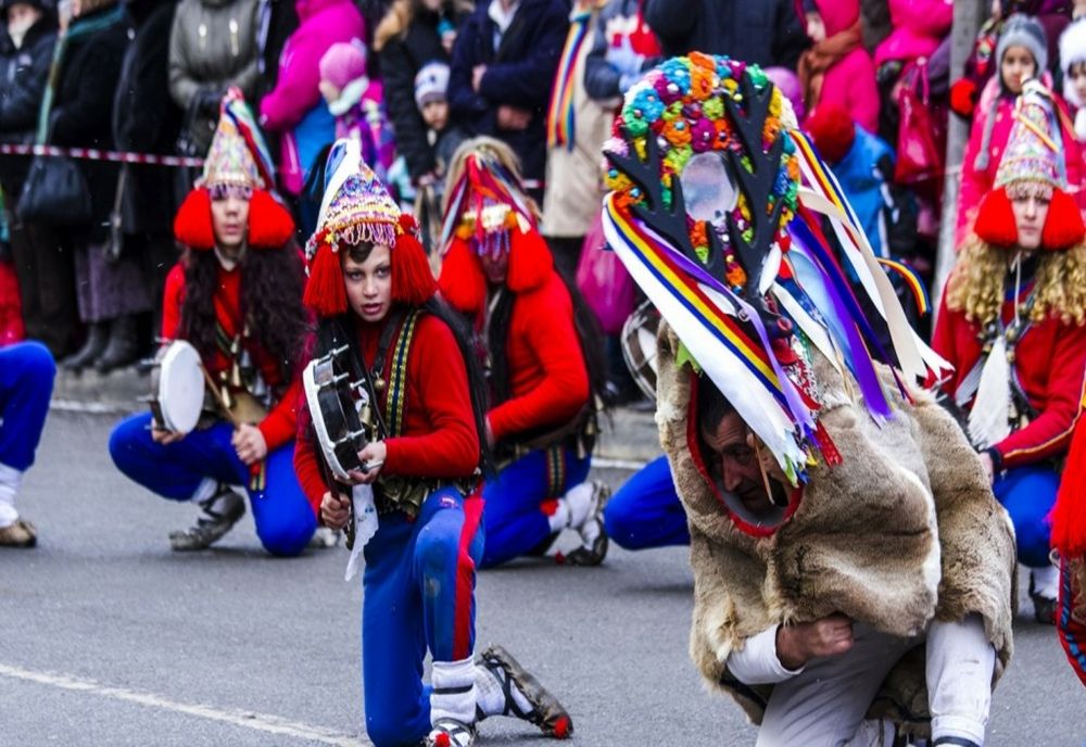 Festivalul de datini şi obiceiuri de iarnă, cu sute de mascaţi, urşi şi capre, la a 52-a ediţie