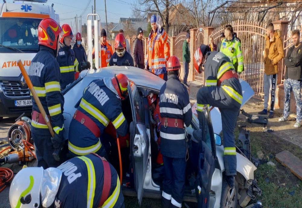 Un bărbat a rămas încarcerat după ce s-a izbit cu mașina într-un cap de pod