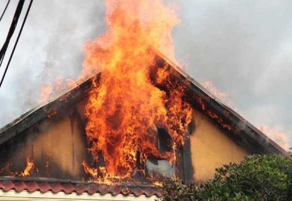 Incendiu la o casă din comuna Sagna. Pompierii au scos la timp patru butelii din flăcări