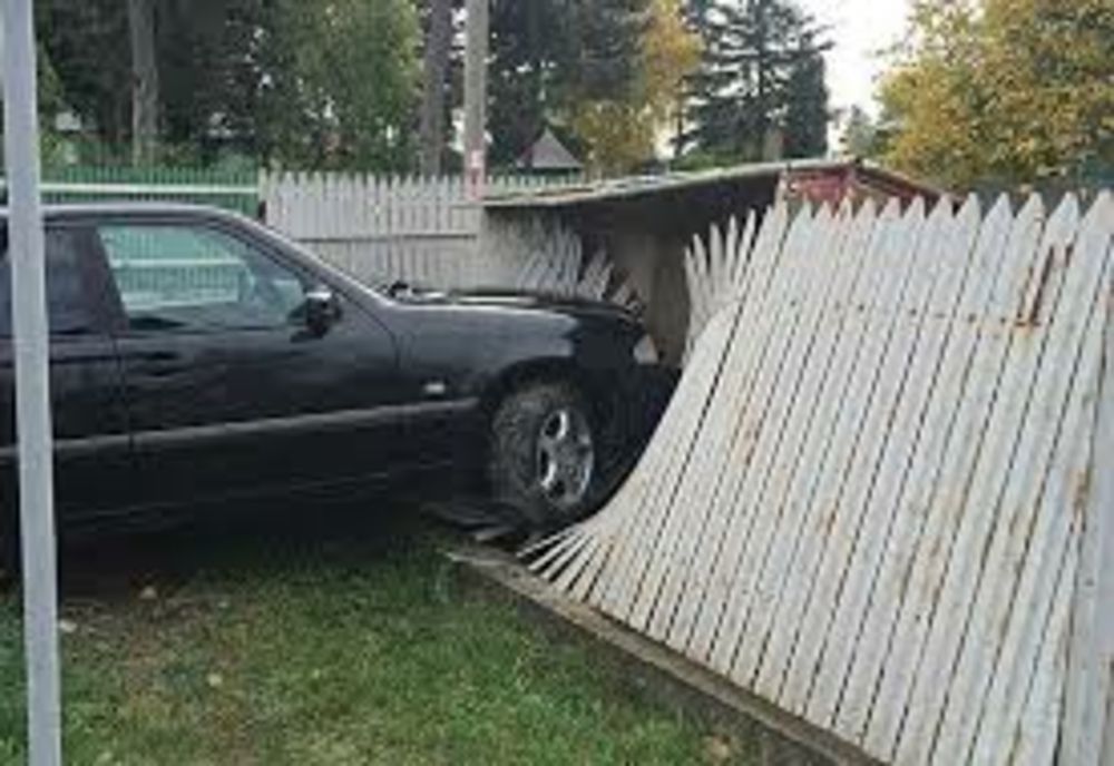 Un șofer beat a intrat cu mașina în gard!