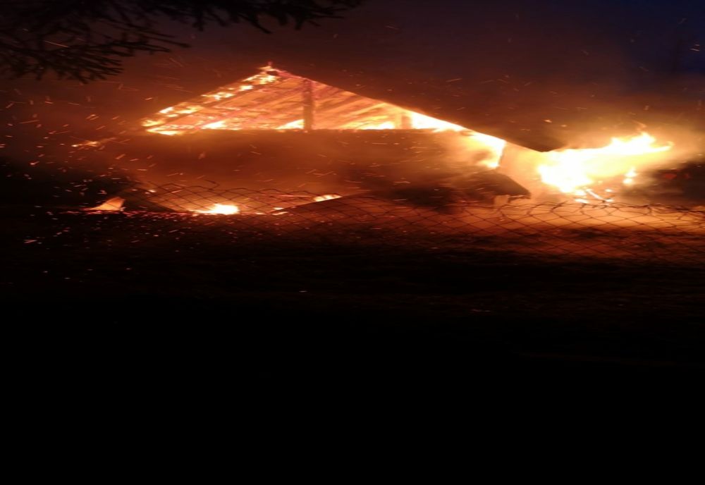 O casă a ars ca o torță! Proprietara a ajuns la spital-FOTO