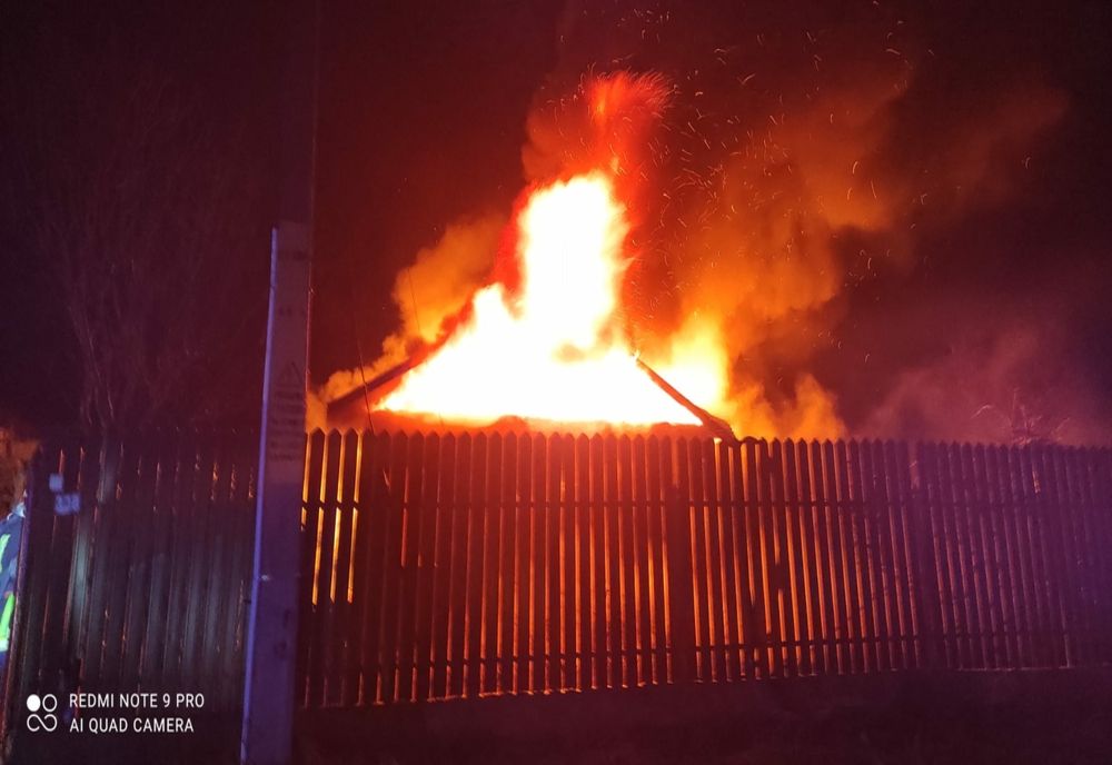 Casă mistuită de flăcări la Dochia