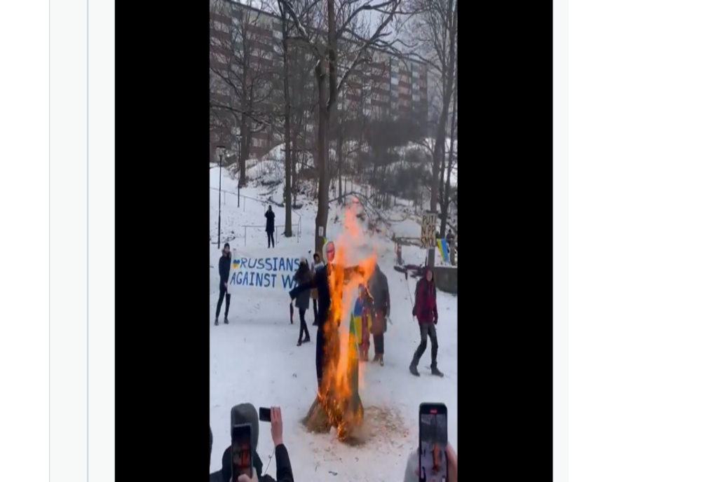 Protest în fața ambasadei ruse din Suedia: mai mulți protestatri au ars un manechin cu fața lui Putin