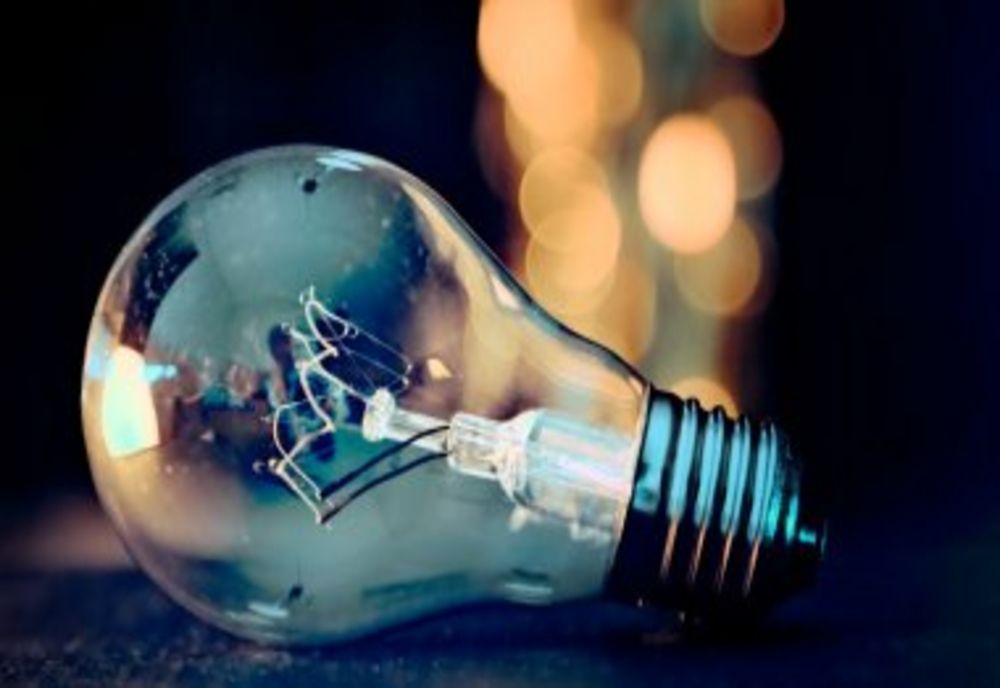 Primii bani pentru plata facturilor intră luni pe carduri. O parte dintre sume vor întârzia