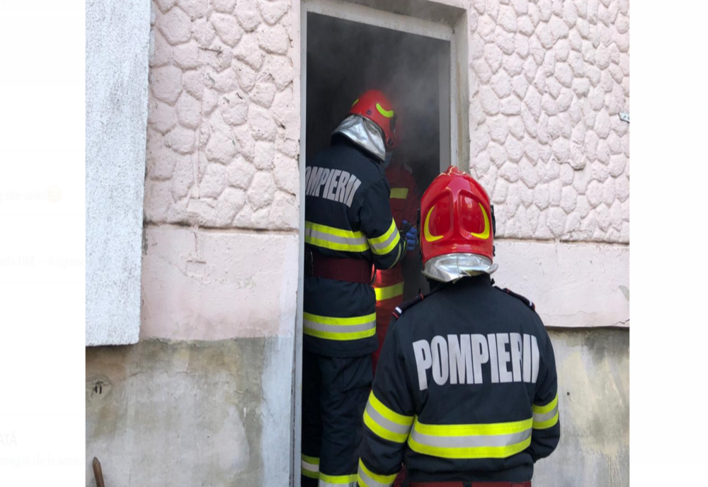 Locatarii unui bloc din Roman evacuați din cauza unui incendiu la subsol