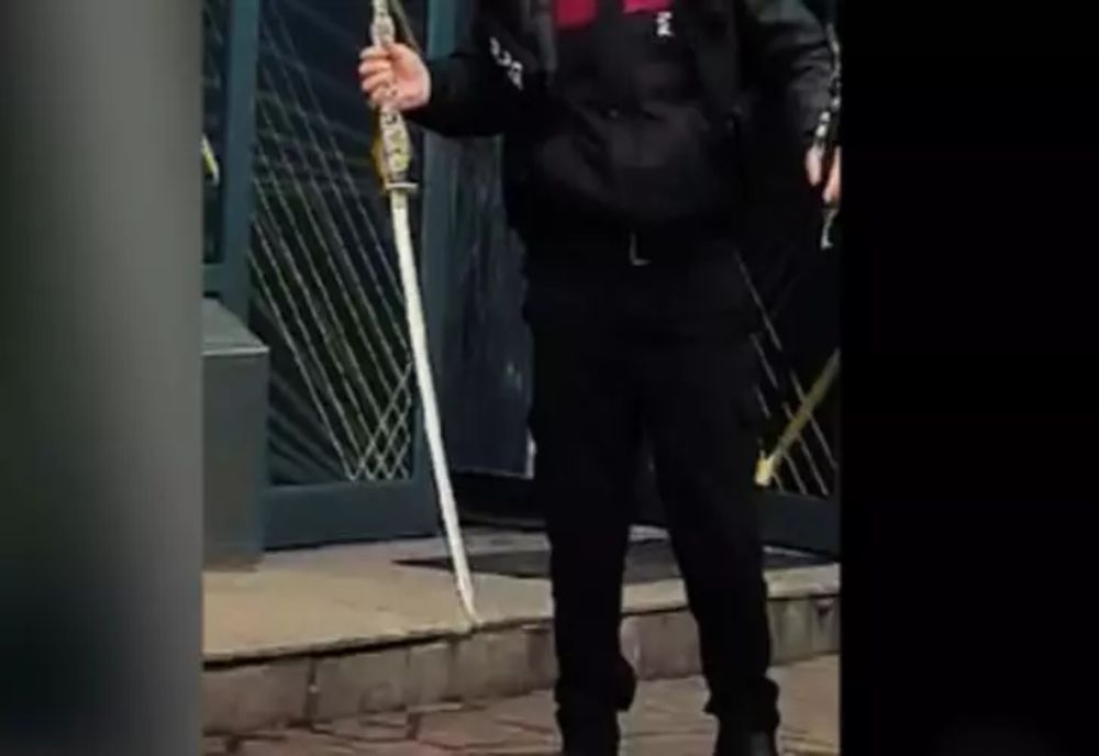 Bărbat reținut după ce a intrat cu o sabie de samurai într-o sală de jocuri de noroc din Neamț. Momente de PANICĂ