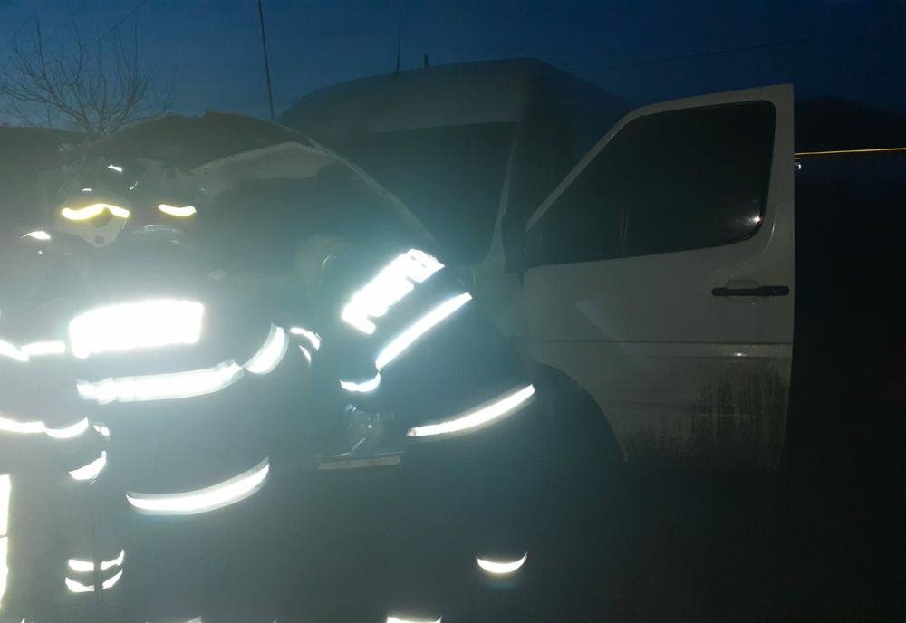 O autoutilitară a izbucnit în flăcări la Târgu Neamț