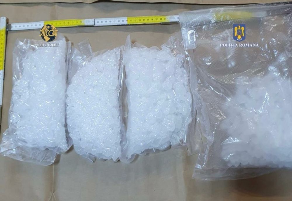 Doi suspecți acuzați de trafic de droguri de risc și mare risc, introducere în țară de droguri de risc și mare risc şi deținere fără drept de droguri de risc au fost arestați