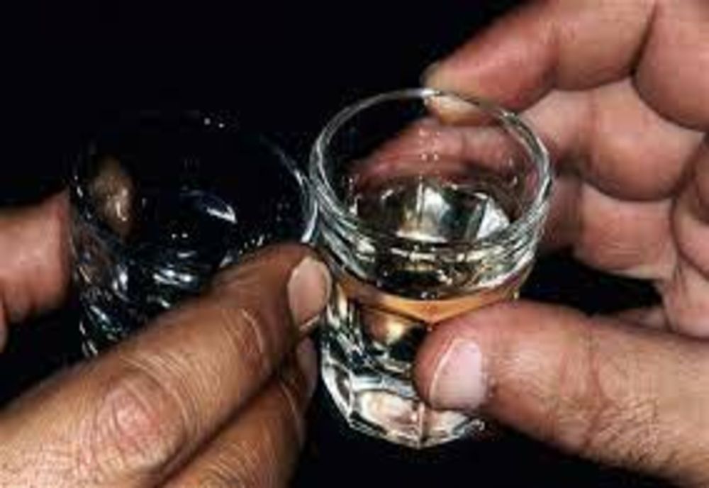 STUDIU. De ce sunt persoanele nocturne mai predispuse la consumul de alcool și tutun