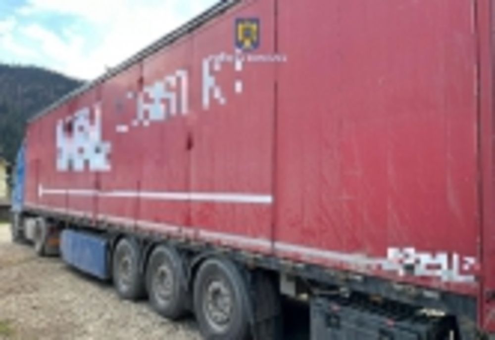 TIR încărcat cu cherestea fără acte, confiscat de polițiști