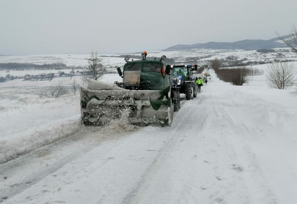 Drumuri județene închise circulației și mașini înzăpezite