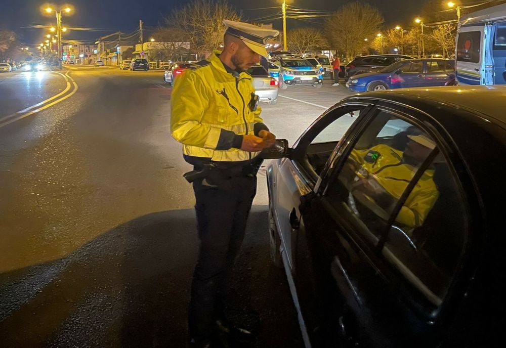 Oprit în trafic, un șofer fără permis s-a mutat pe scaunul din dreapta şi le-a spus poliţiştilor că e doar pasager