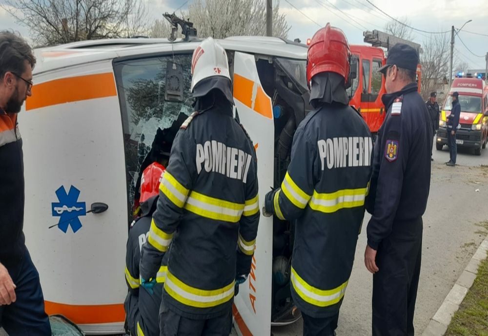 Trei persoane, rănite după ce un ambulanțier a pierdut controlul asupra direcției de deplasare, oprindu-se într-un capăt de pod