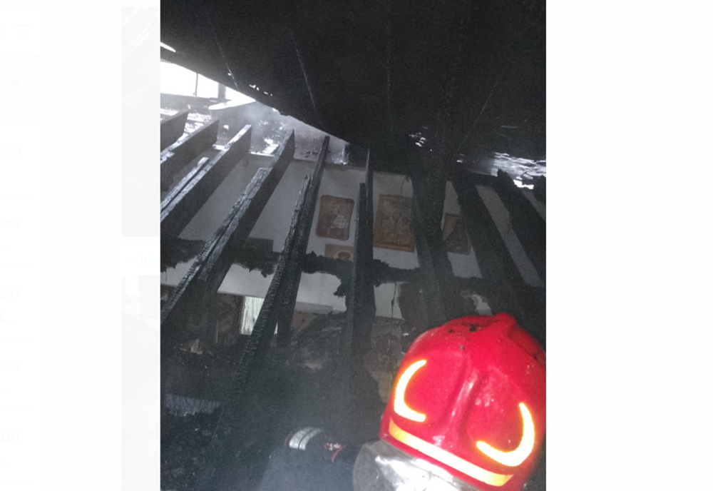 Acoperișul unei case din Văratec, mistuit de un incendiu