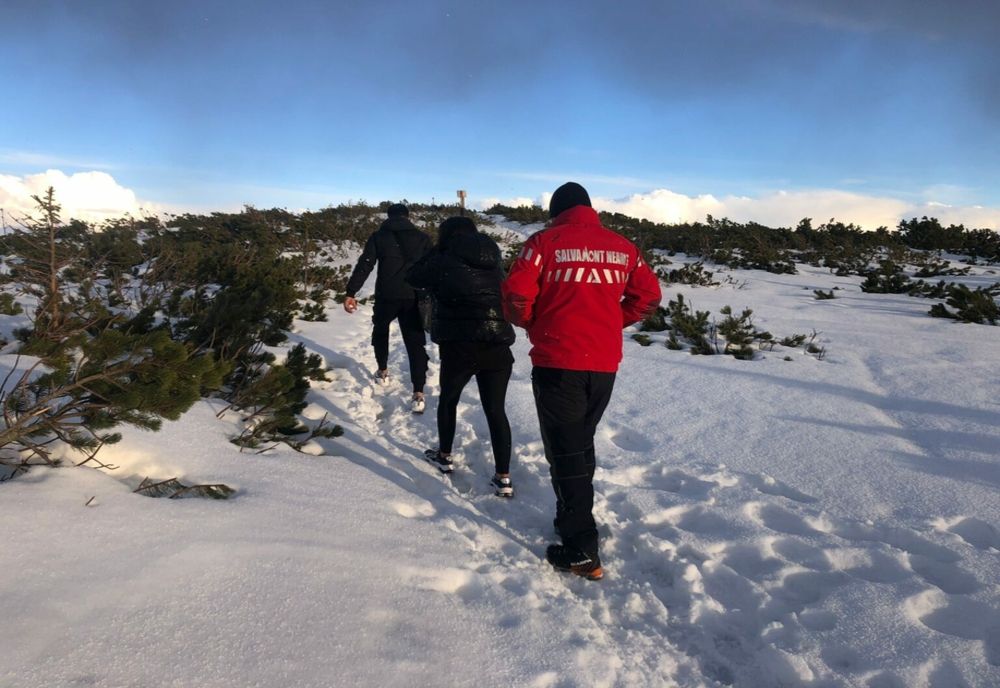 Inconștiența le putea fi fatală! Doi tineri, în colanți și cu gleznele goale, au urcat Ceahlaul în noaptea de Înviere! Au fost găsiți în ultimul moment de salvamontiști- FOTO