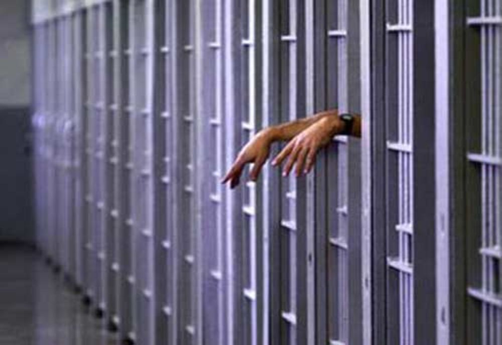 Tânăr violent, 30 de zile de arest pentru ultraj! Mai nou e suspect și de tâlhărie