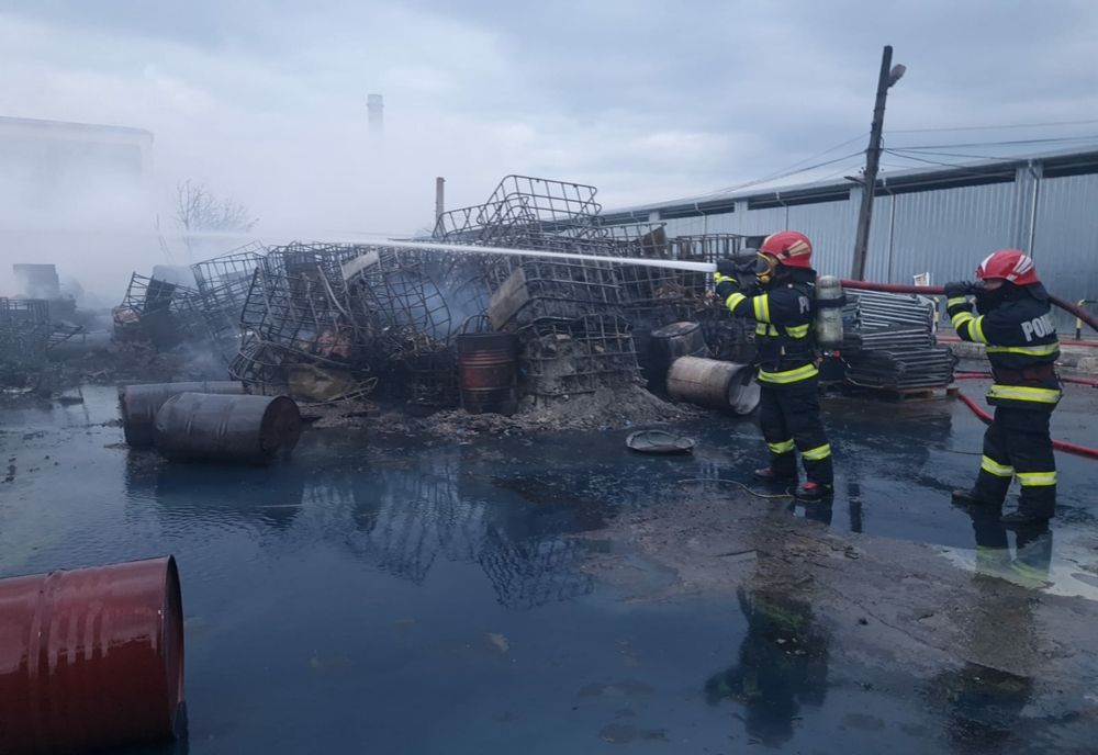 Incendiu cu degajări mari de fum la un depozit de deşeuri periculoase de la Săvineşti