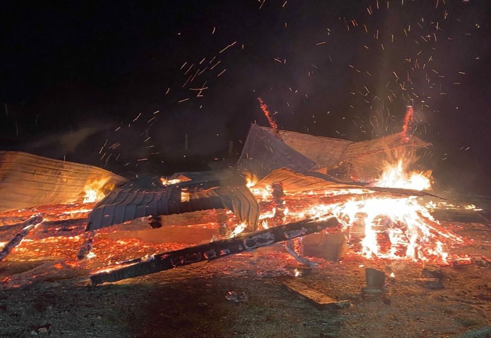 Cabană incendiată intenționat într-o localitate din Neamț