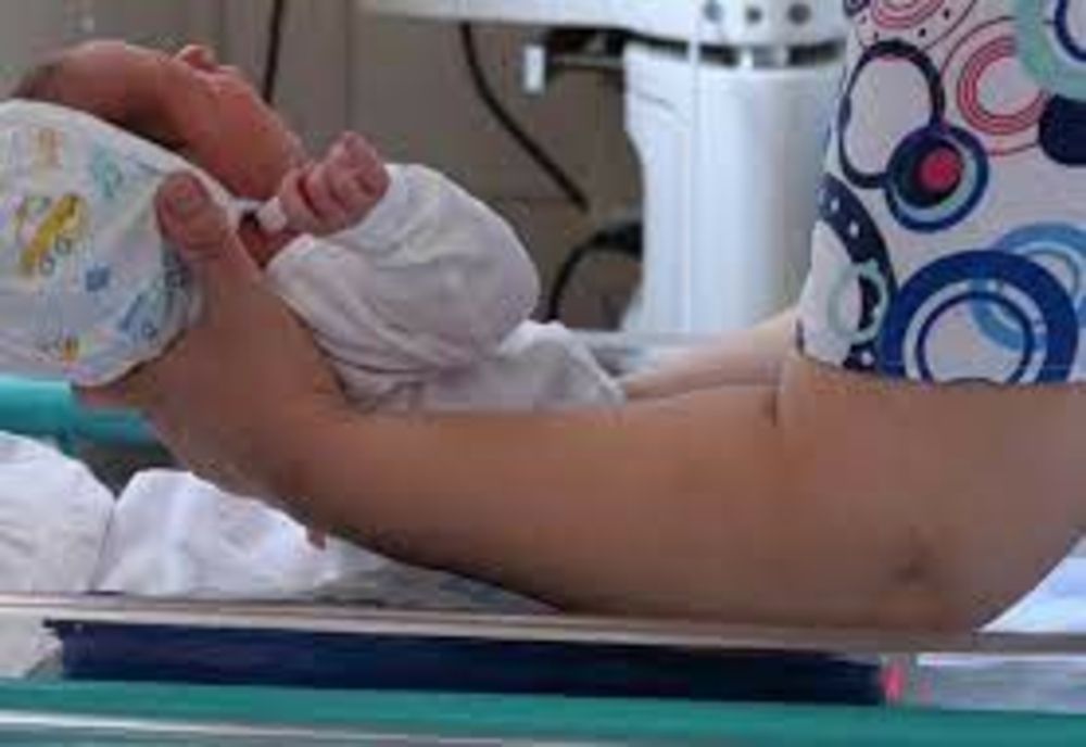 Bărbatul care i-a făcut CEZARIANĂ soției acasă, este asistent medical. La fel și pacienta